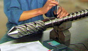 如何提高塑機(jī)螺桿的工作壽命?